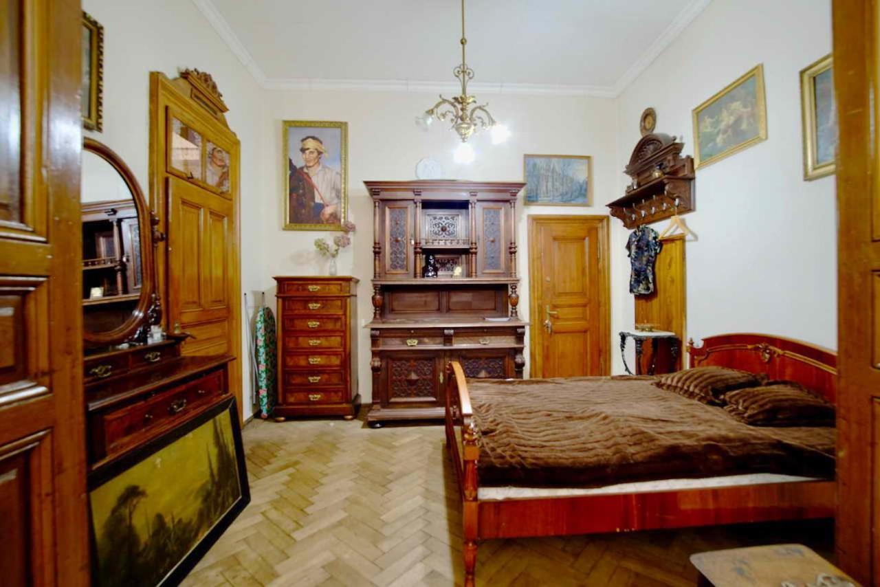 "Eva Stories" Movie Apartment On Rynok Square Lviv Exterior photo