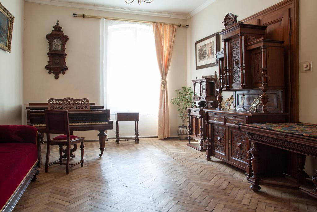 "Eva Stories" Movie Apartment On Rynok Square Lviv Exterior photo